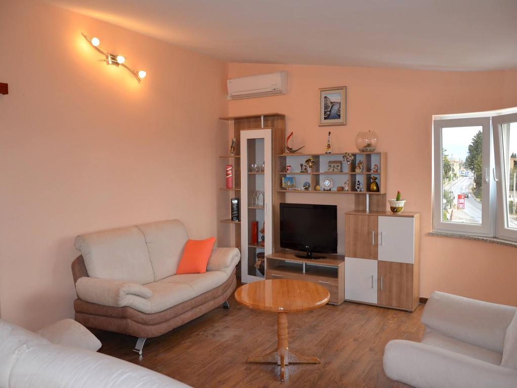 Apartman Julienne Kaštela الغرفة الصورة