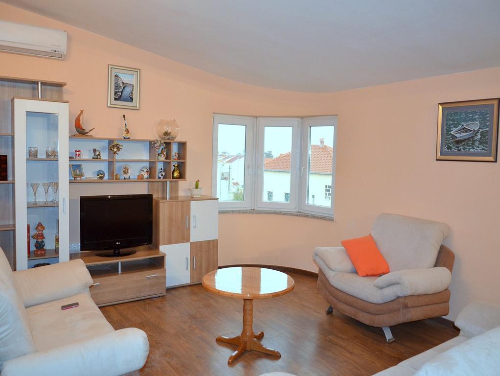 Apartman Julienne Kaštela الغرفة الصورة